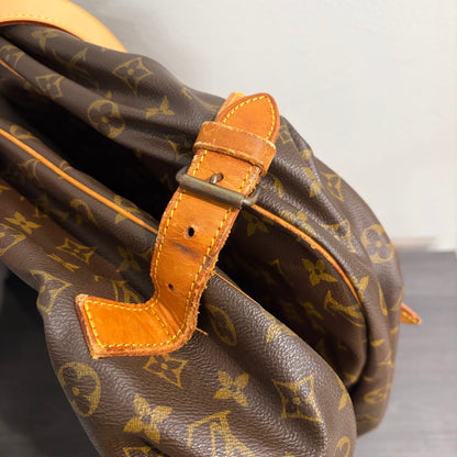 #8267 LOUIS VUITTON Saumur 43