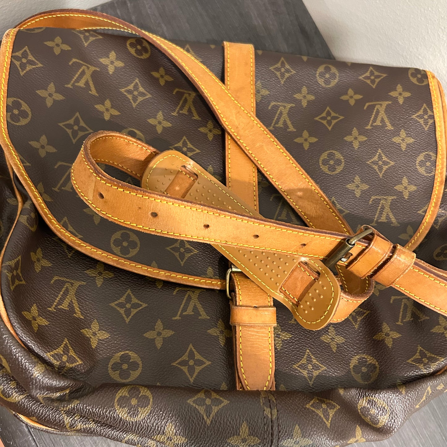 #253 LOUIS VUITTON Saumur 35 Crossbody