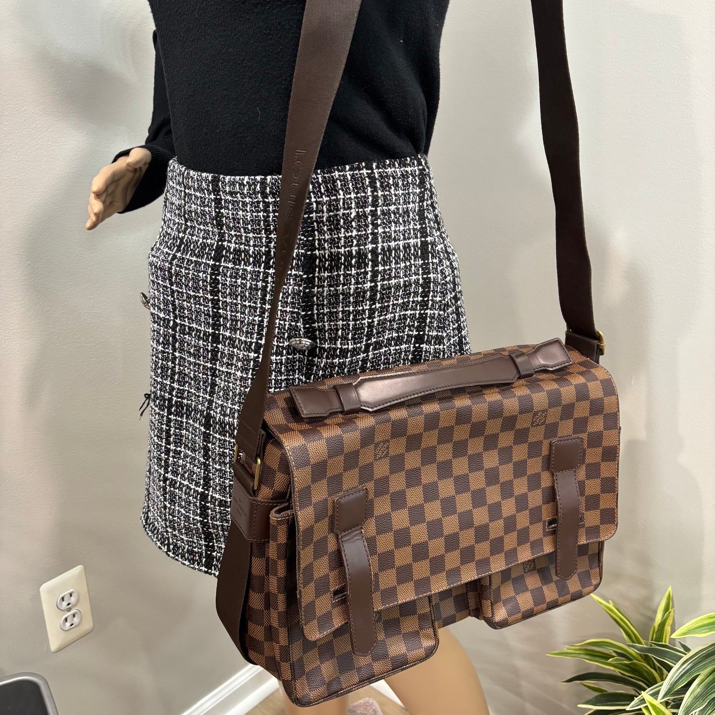 8882 LOUIS VUITTON Damier Broadway Shoulder Bag