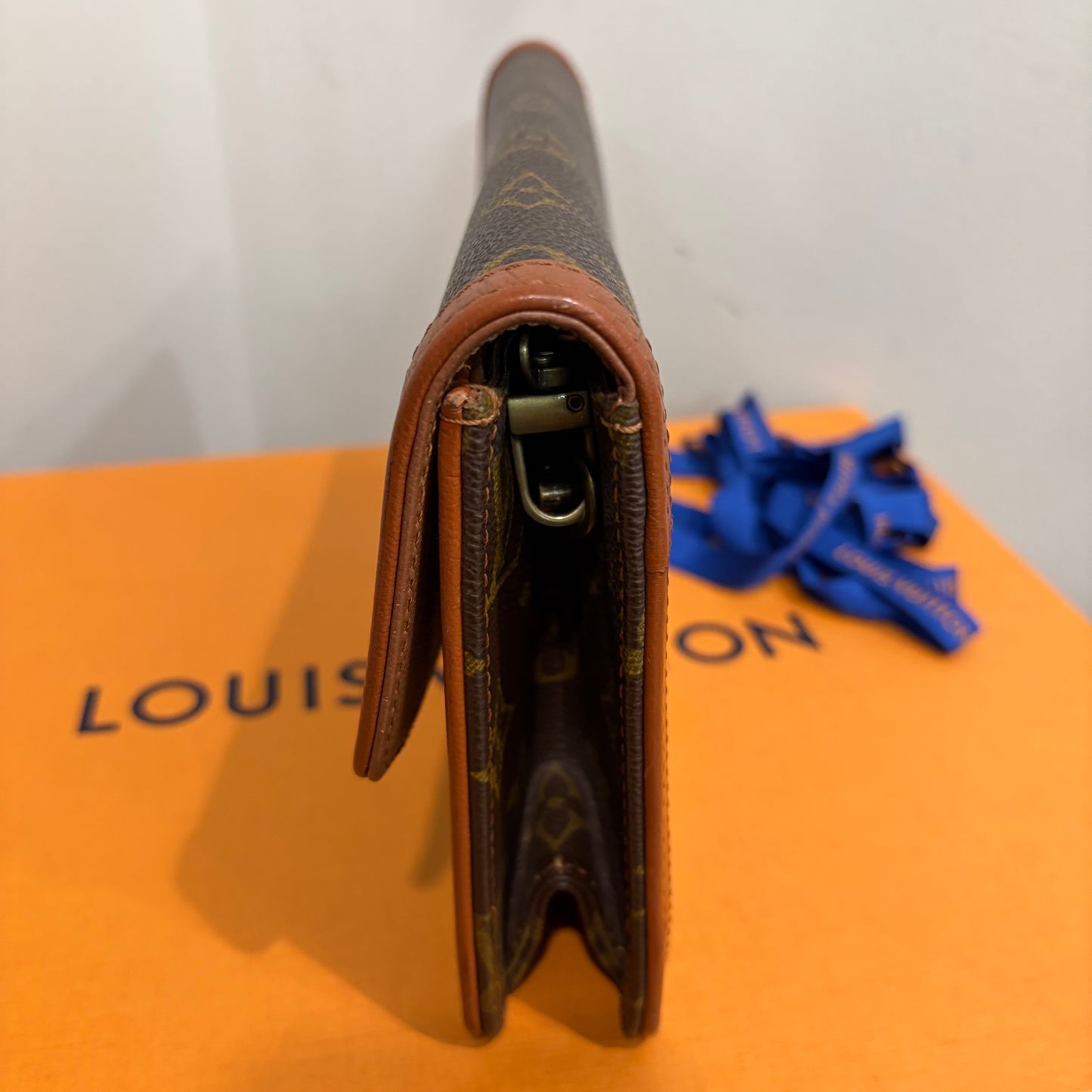 #8243 LOUIS VUITTON Monogram Dame 26 with Removable Chain