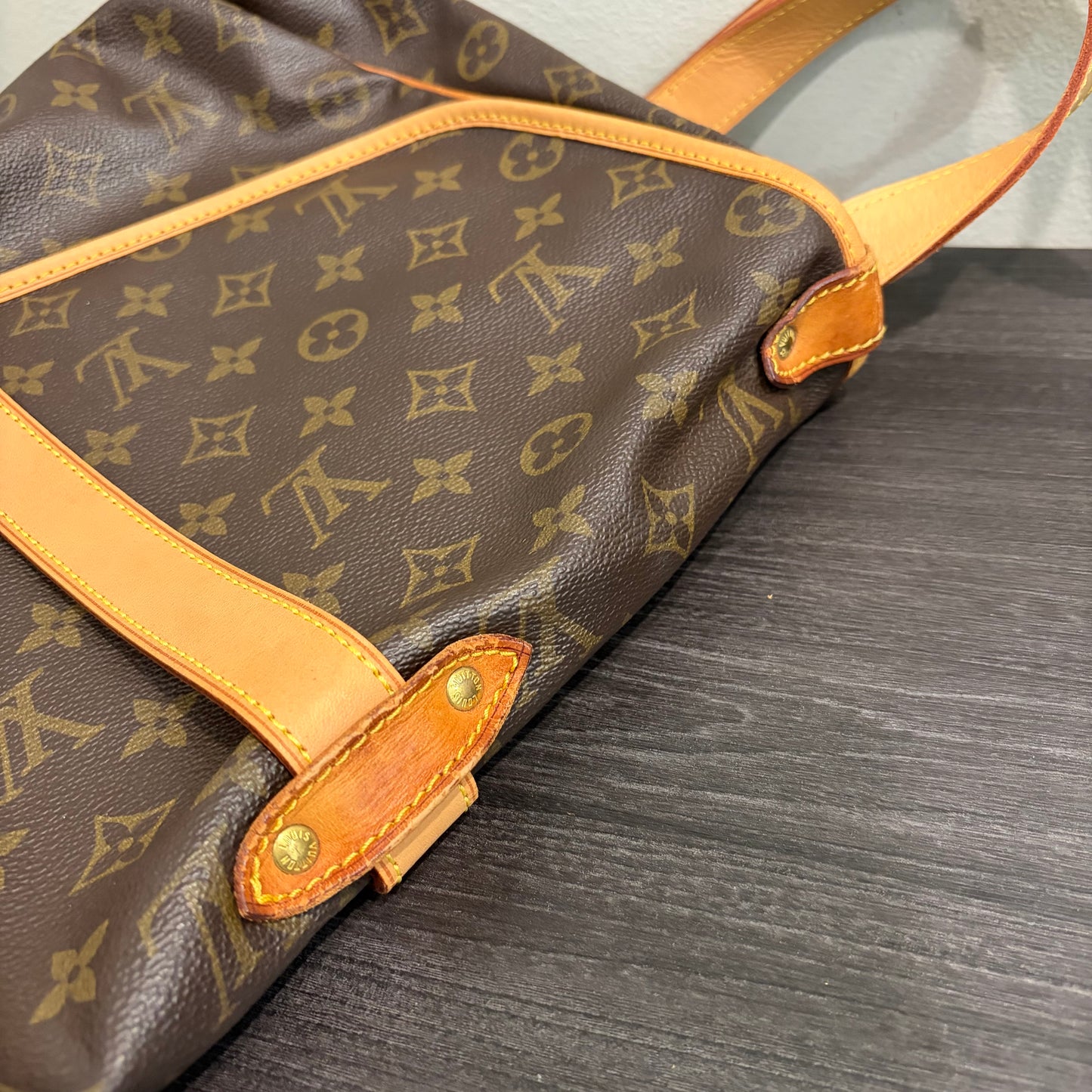 #8213 LOUIS VUITTON Monogram Saumur 35 Crossbody