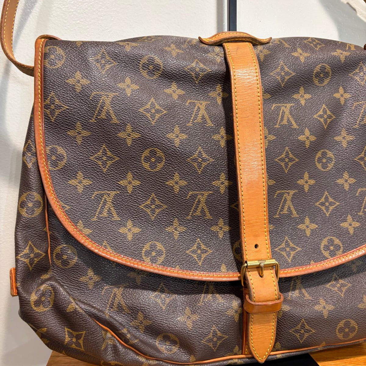 #107 LOUIS VUITTON Saumur 35 Messenger