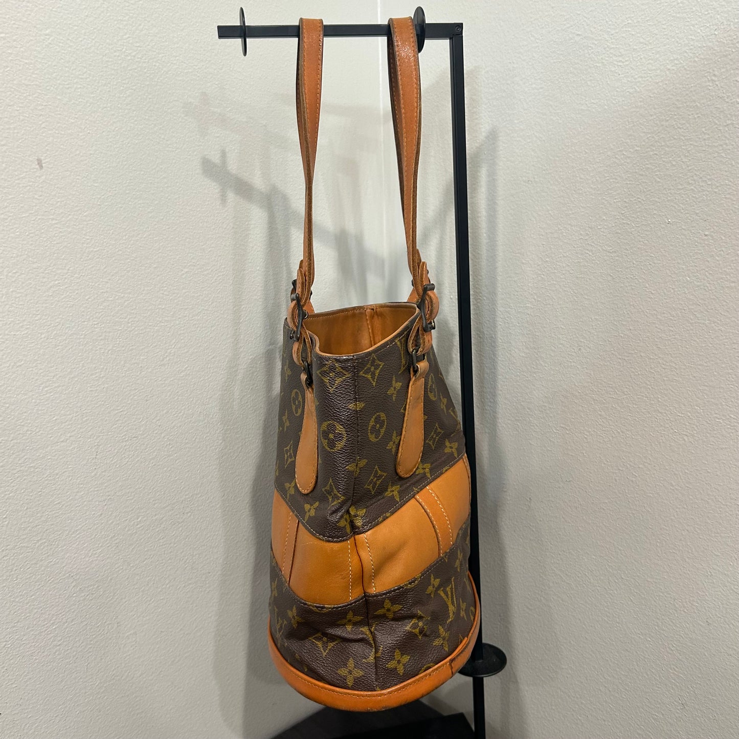 1034 LOUIS VUITTON Vintage Bucket Bag