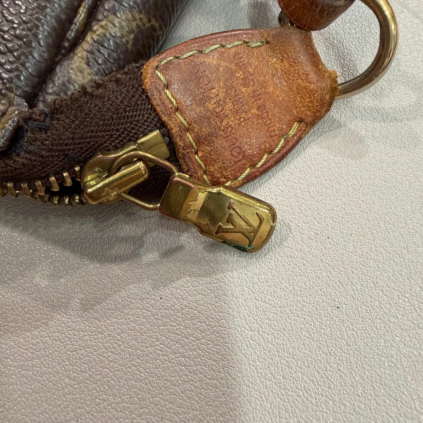 8912 LOUIS VUITTON Monogram Pochette