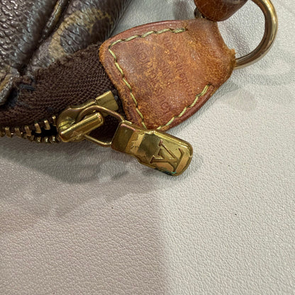 8912 LOUIS VUITTON Monogram Pochette
