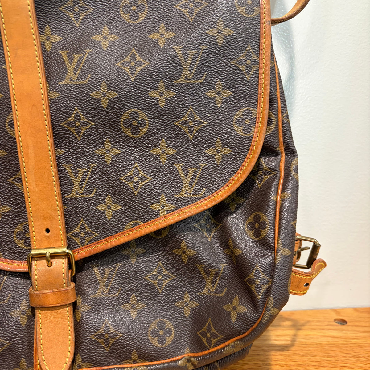 #107 LOUIS VUITTON Saumur 35 Messenger