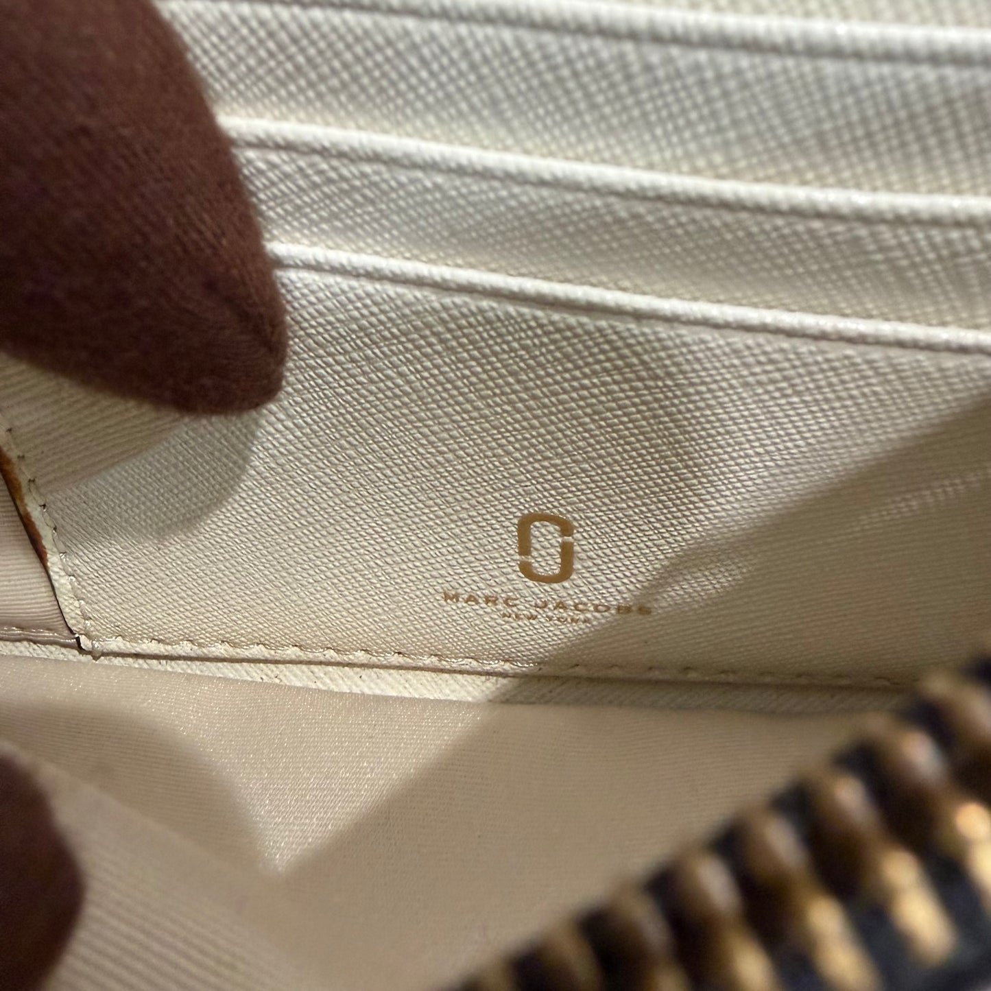 1215-06 MARC JACOBS Leather Snapshot Crossbody Wallet