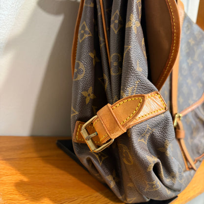 #107 LOUIS VUITTON Saumur 35 Messenger