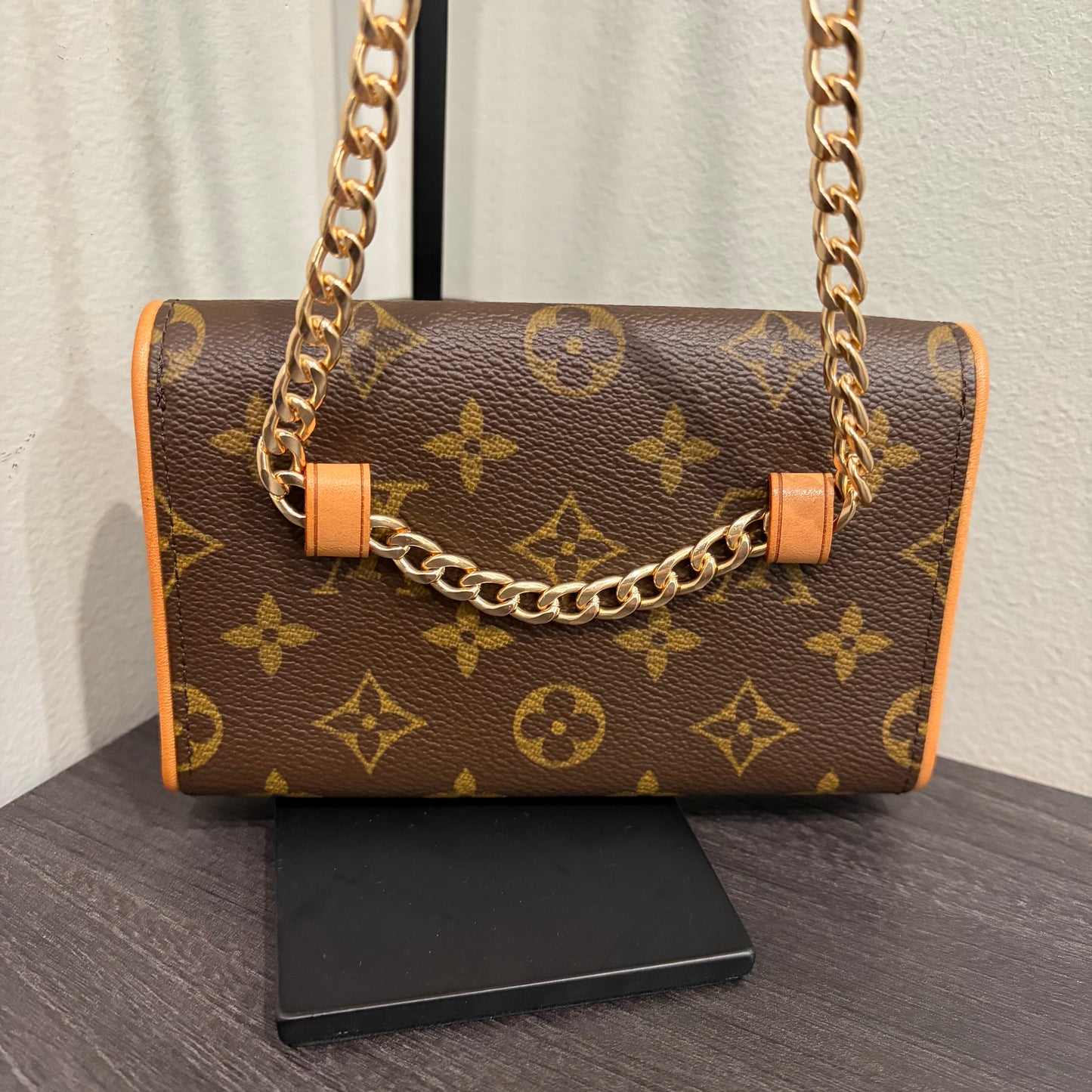 #8246 LOUIS VUITTON Monogram Florentine with Removable Chain