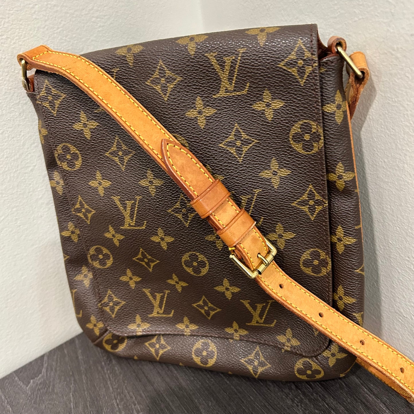 #724 LOUIS VUITTON Musette Salsa