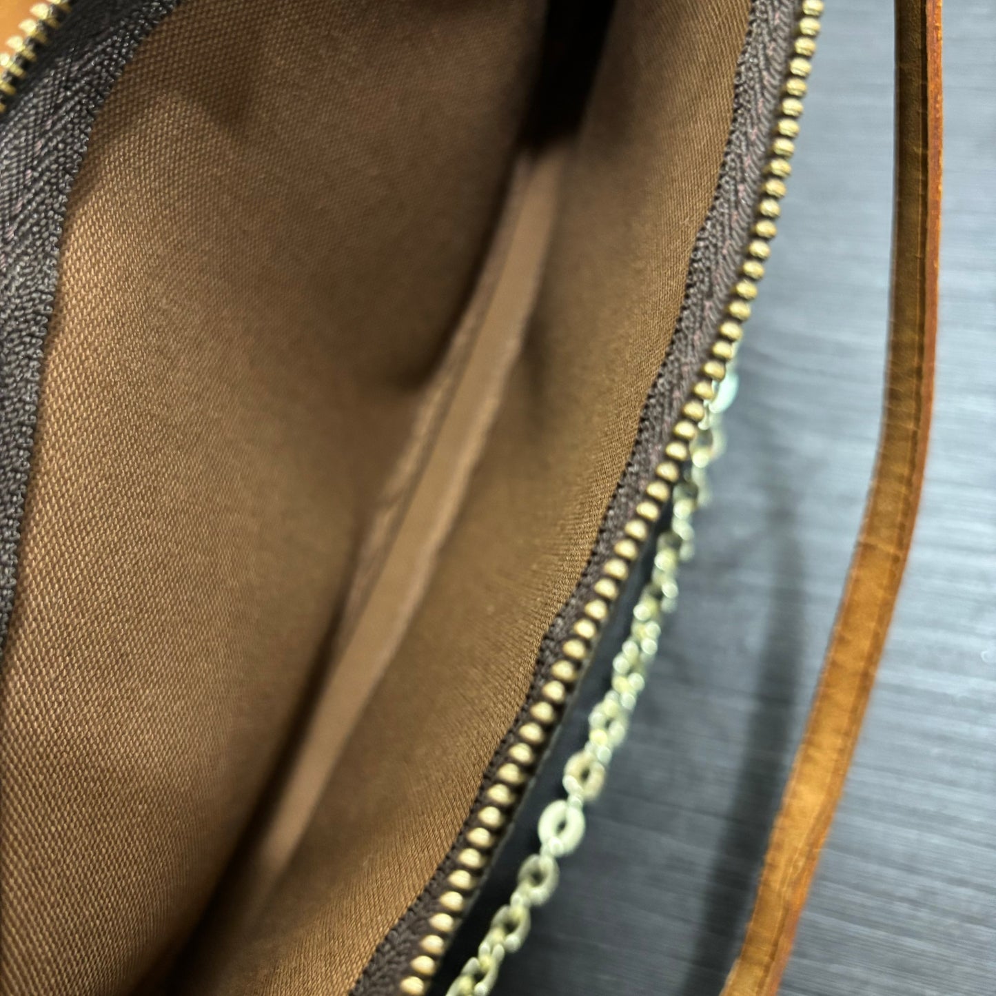 #244 LOUIS VUITTON Pochette