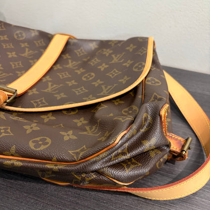 #8213 LOUIS VUITTON Monogram Saumur 35 Crossbody