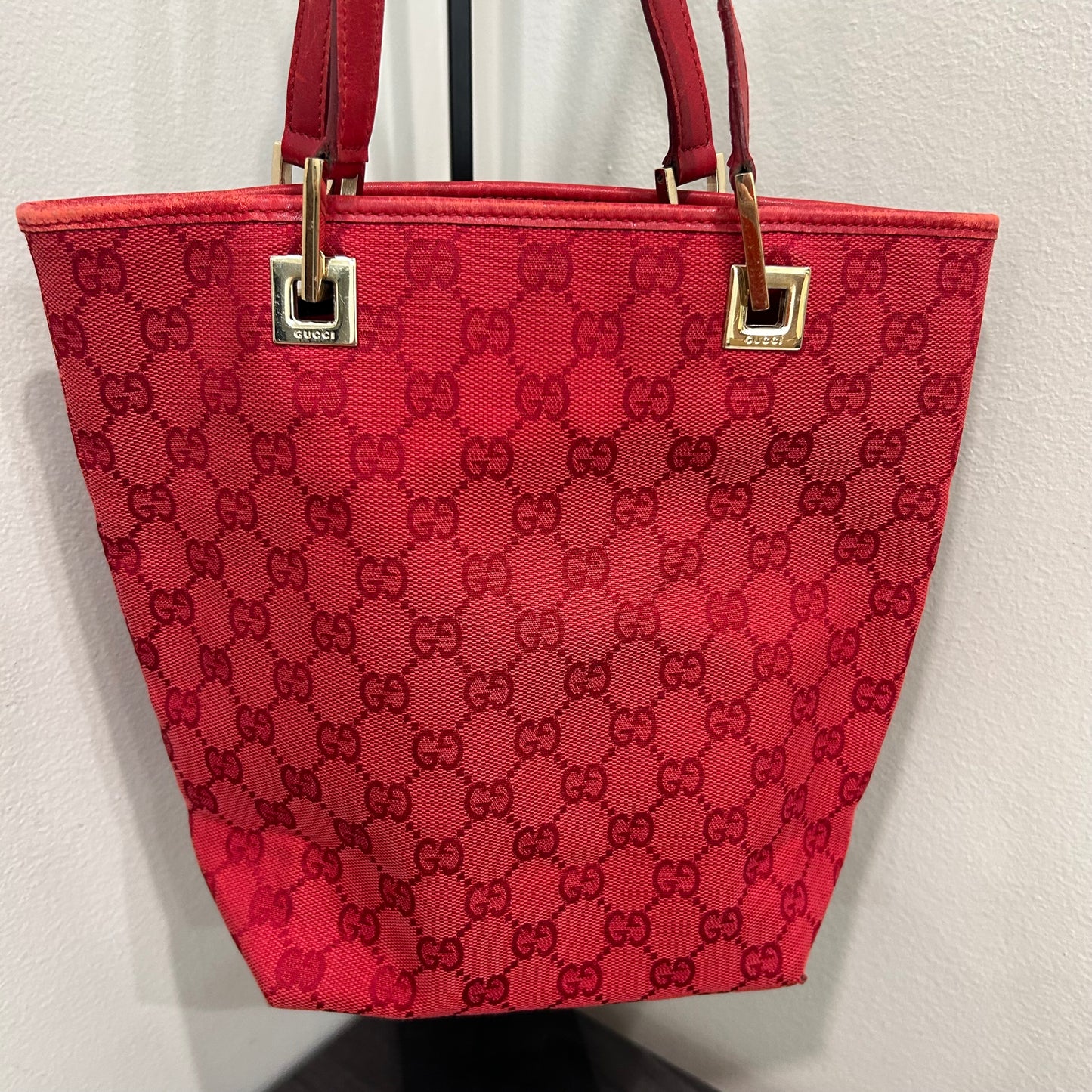 1056 GUCCI Canvas Bucket Tote