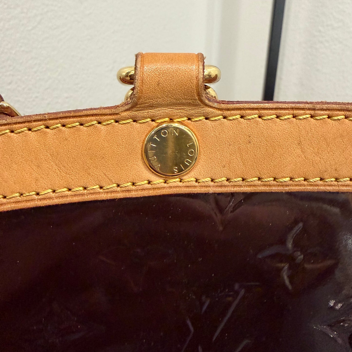 #8241 LOUIS VUITTON Amarante  Vernis Brea MM