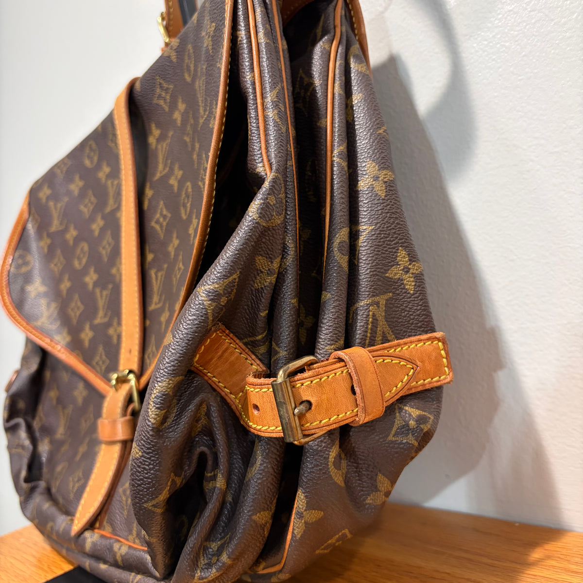 #107 LOUIS VUITTON Saumur 35 Messenger