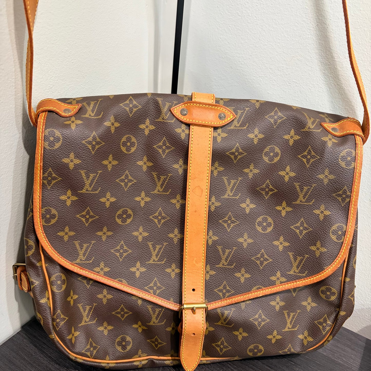 #8260 LOUIS VUITTON Saumur 35 Crossbody