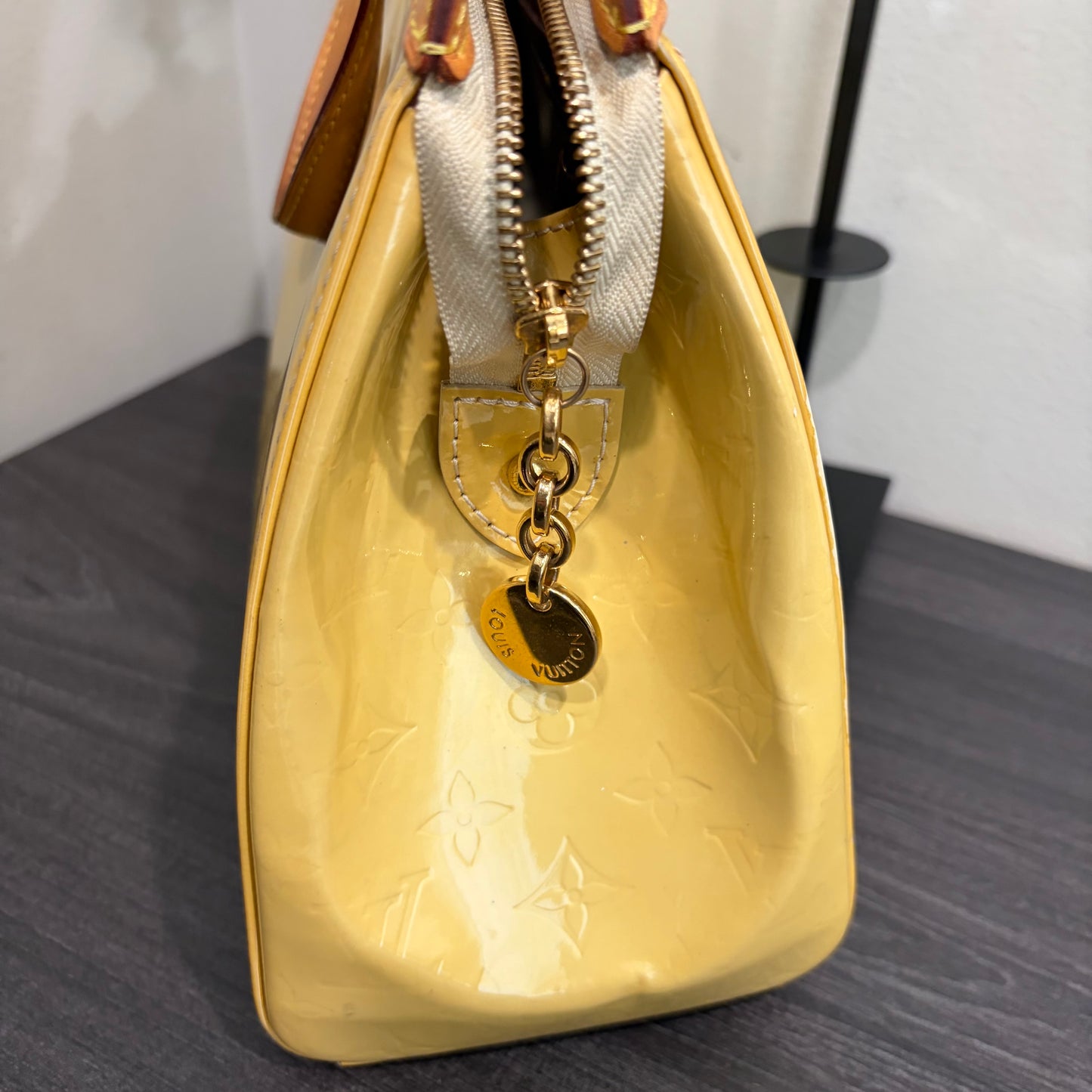8857 LOUIS VUITTON Yellow Vernis Brea MM