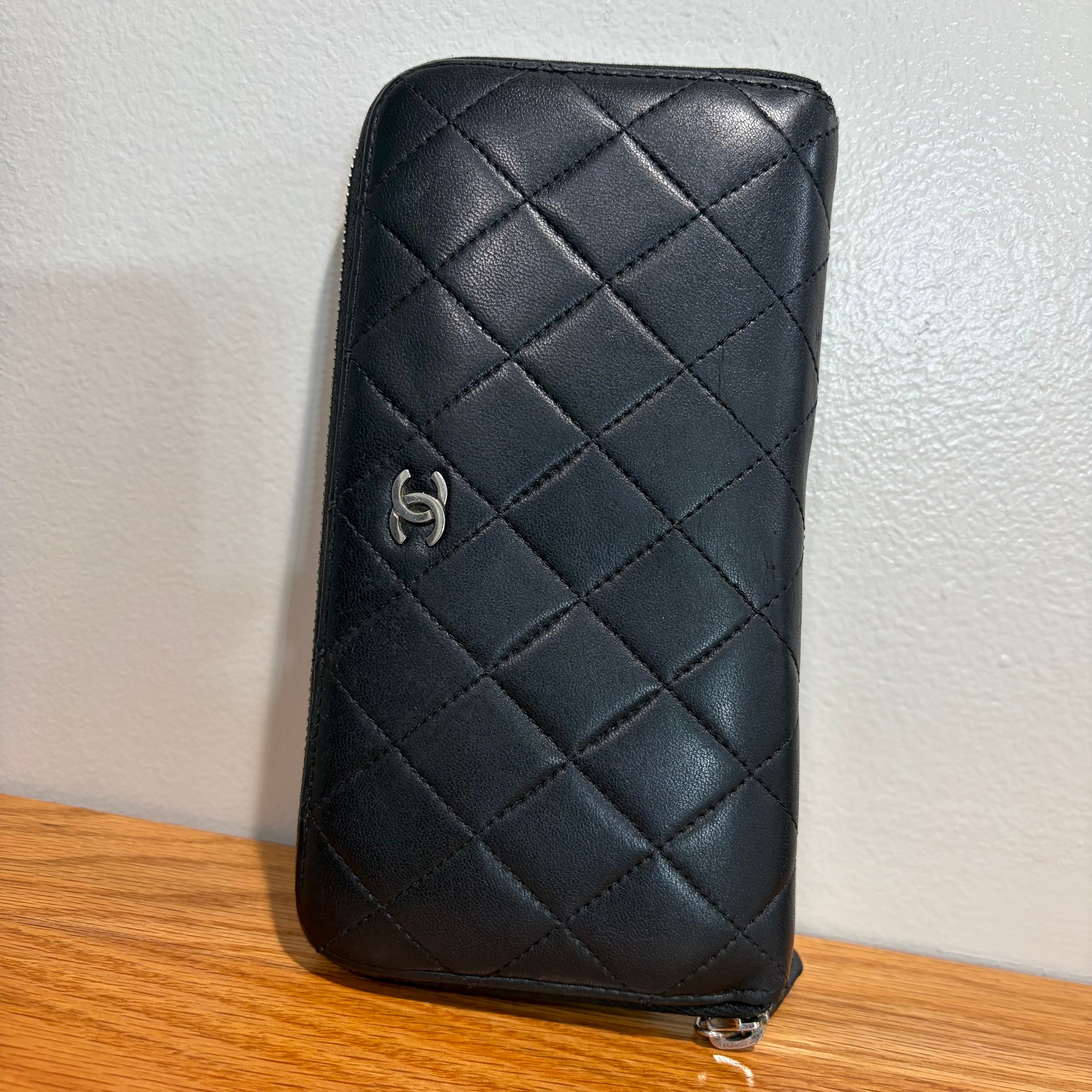 3218 CHANEL Black Quilted Zip Wallet – The Luxury Outlet