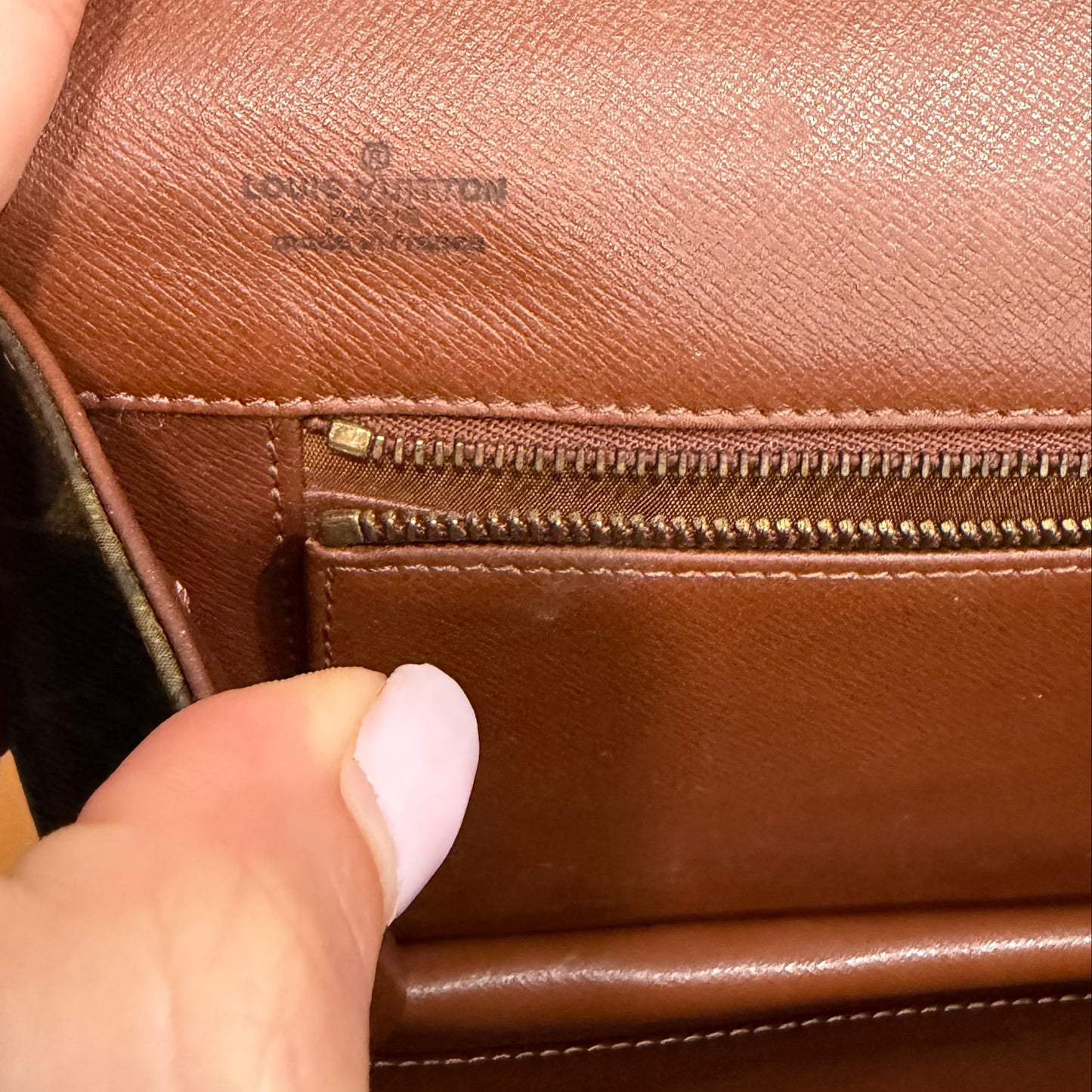 #1101-08 LOUIS VUITTON Monogram Dame 28 with Removable Chain