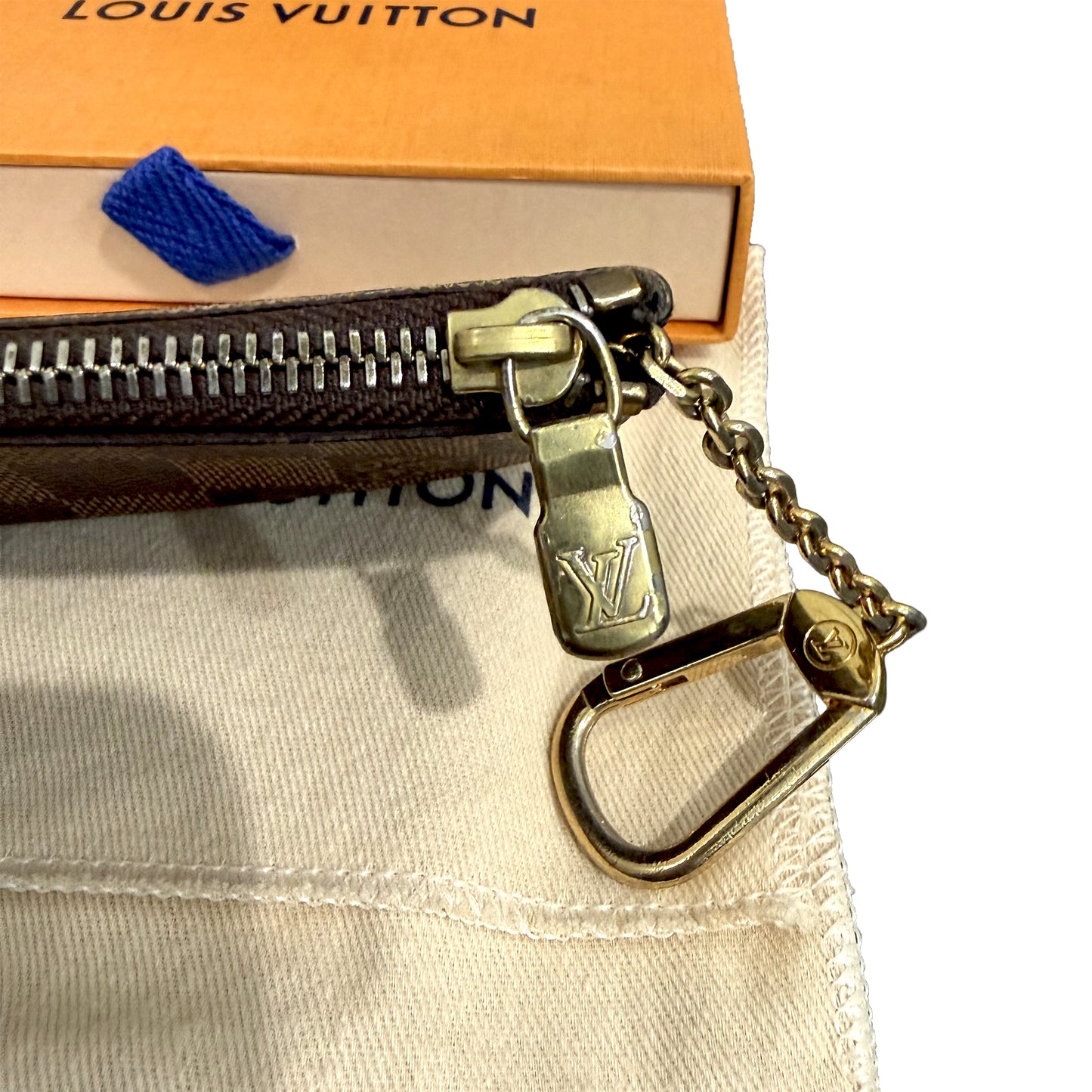 #8209 LOUIS VUITTON Damier Pouch