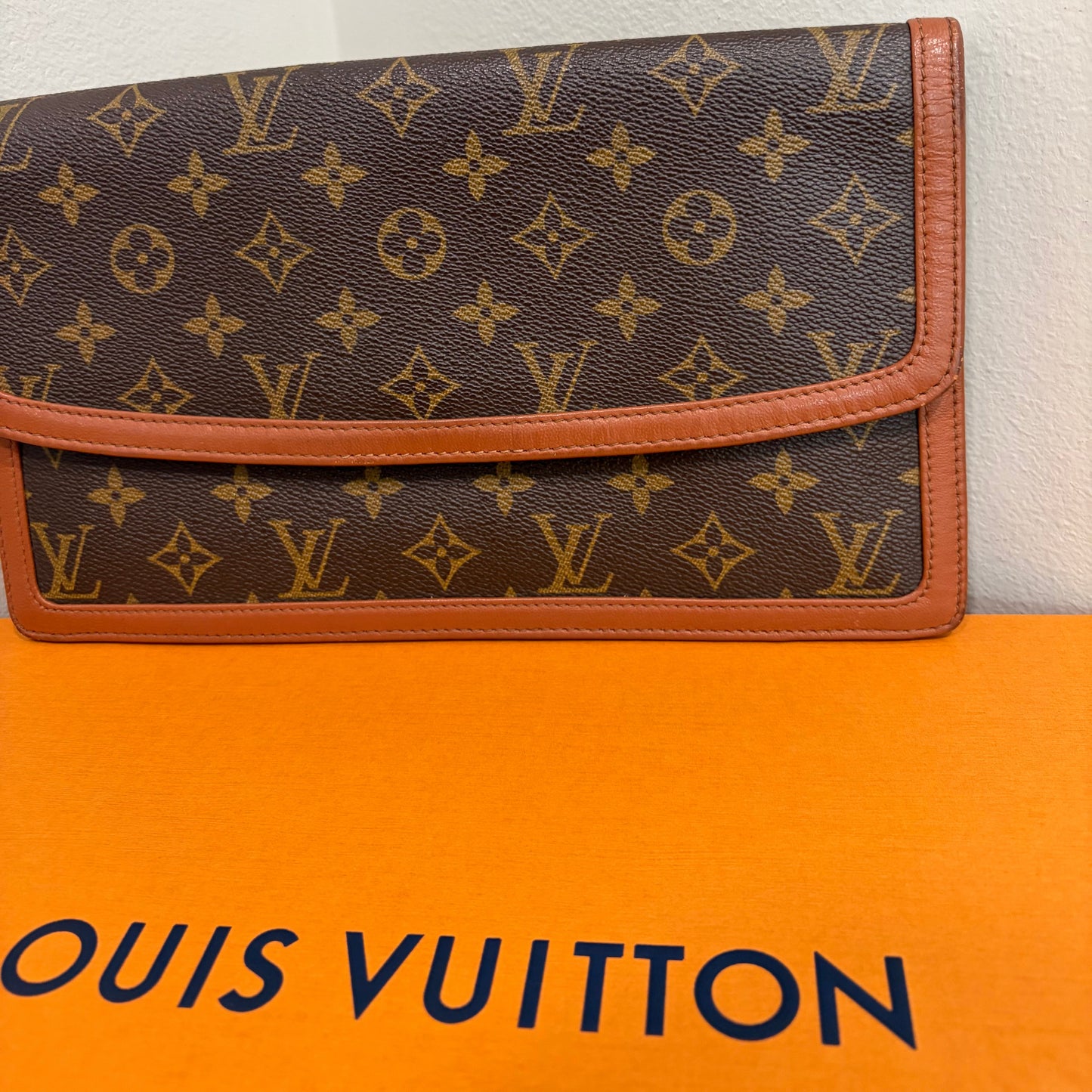 #1101-08 LOUIS VUITTON Monogram Dame 28 with Removable Chain