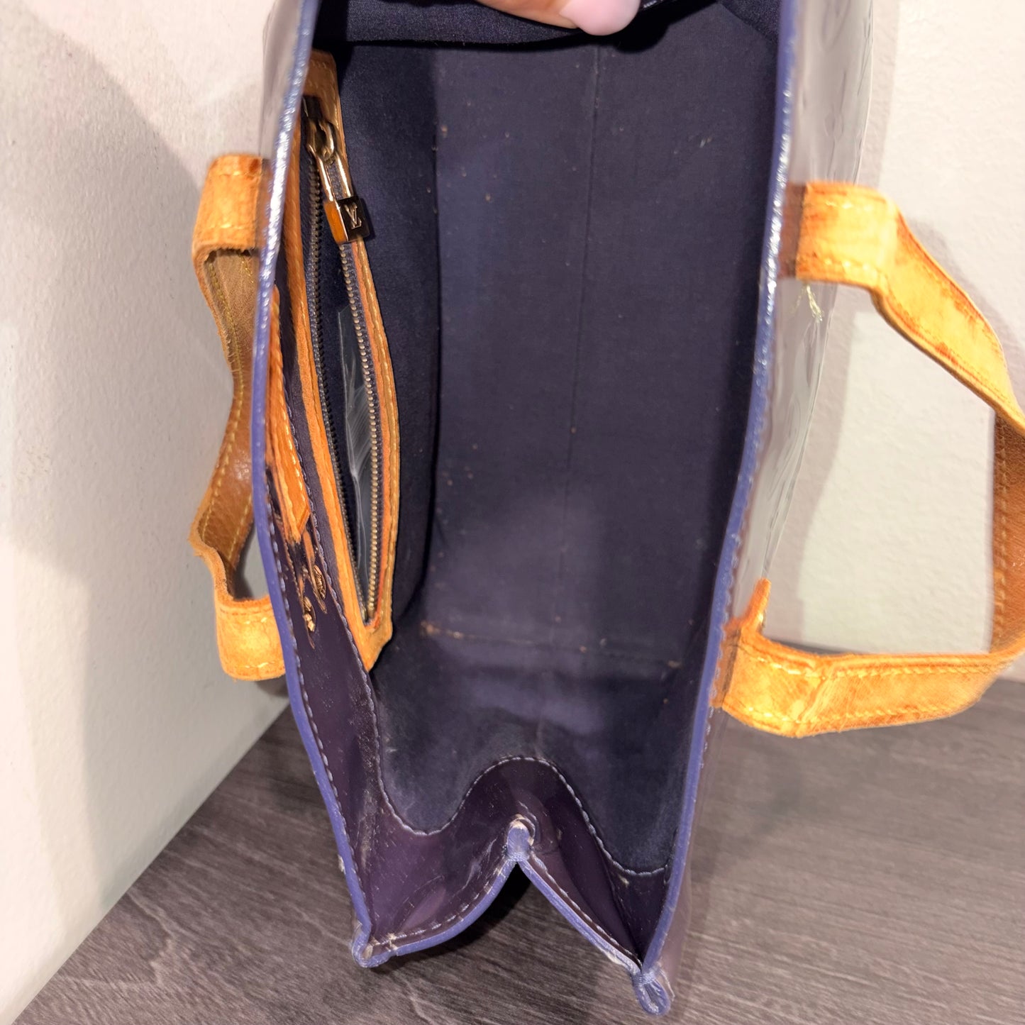 #8201 LOUIS VUITTON Purple Vernis Reade PM