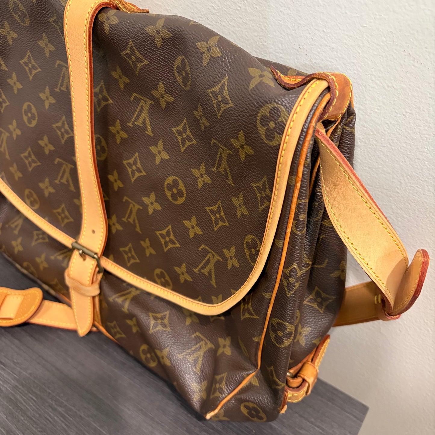 #8213 LOUIS VUITTON Monogram Saumur 35 Crossbody