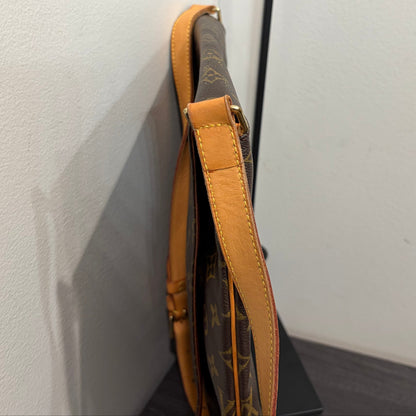 #8261 LOUIS VUITTON Musette GM