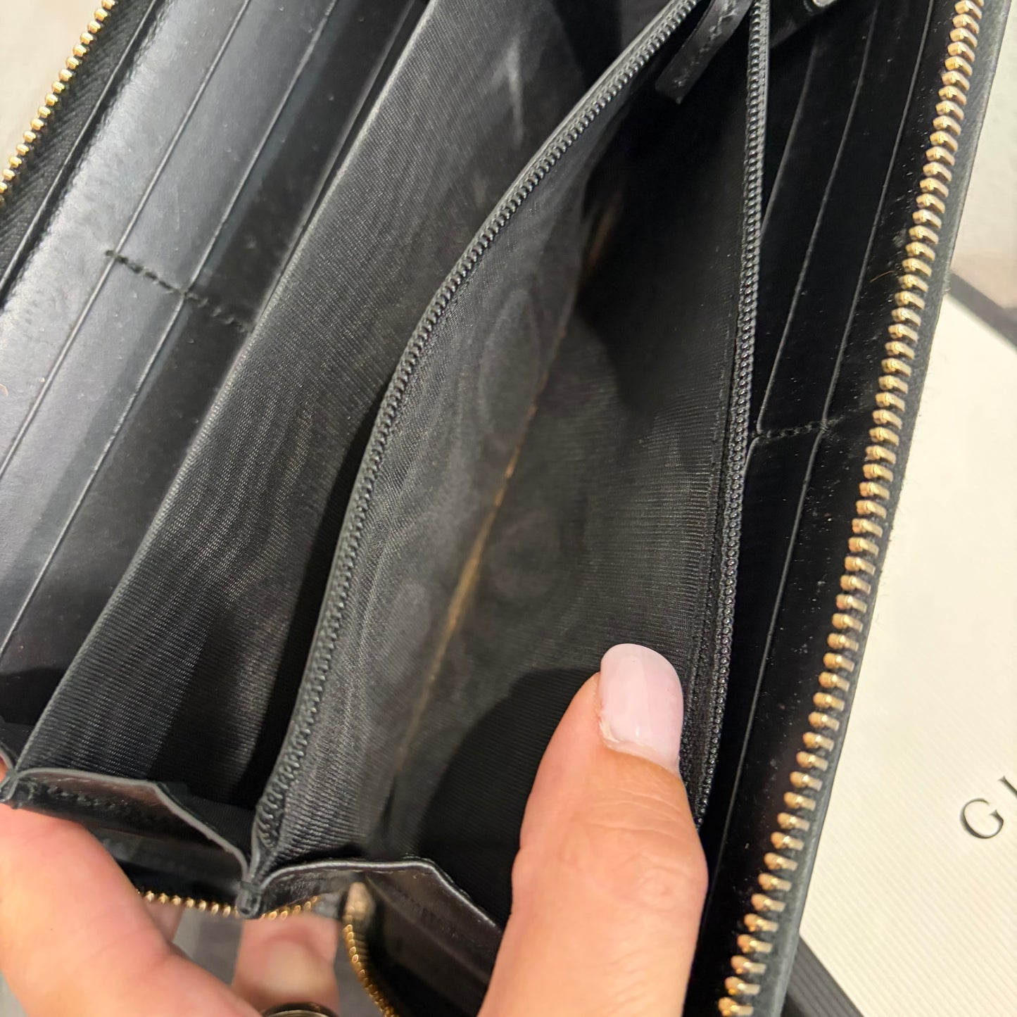 #3233 GUCCI Black Zip Wallet