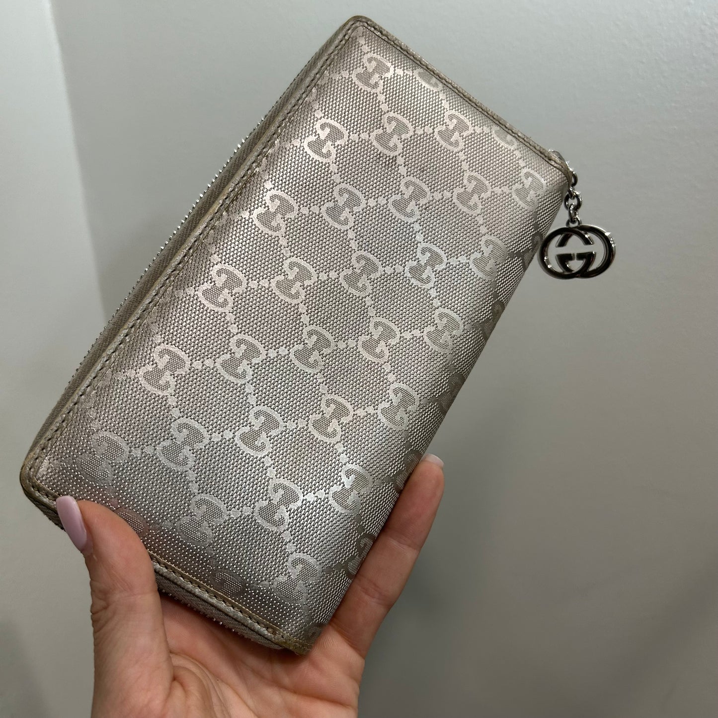 #207 GUCCI  Zip Wallet