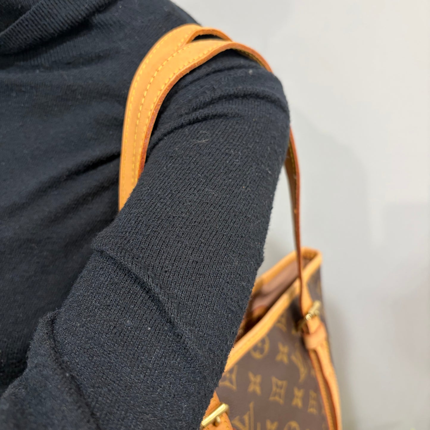 #8240 LOUIS VUITTON Monogram Bucket GM