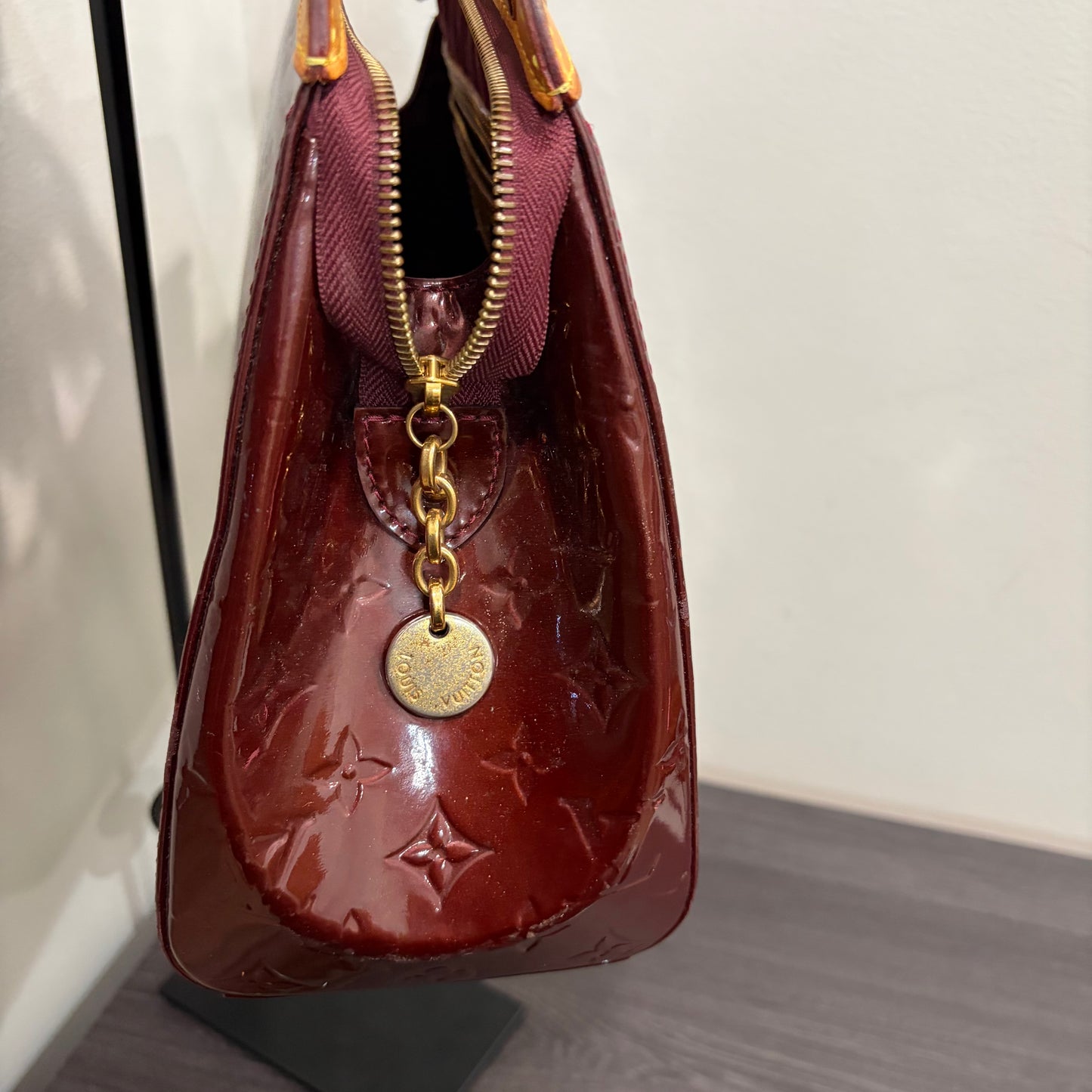 8891 LOUIS VUITTON Burgundy Vernis Brea MM