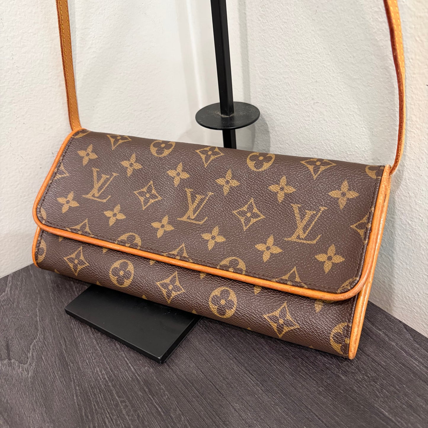 #1109 LOUIS VUITTON Twin Pochette GM