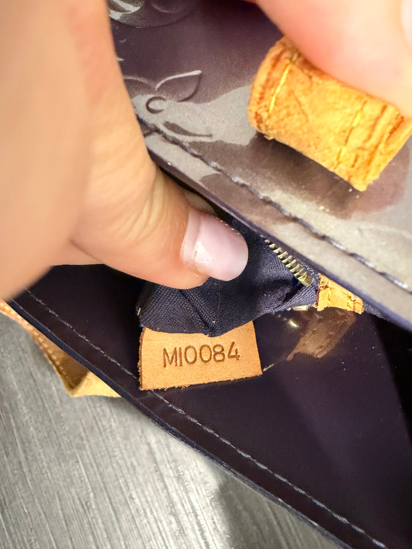 #8201 LOUIS VUITTON Purple Vernis Reade PM