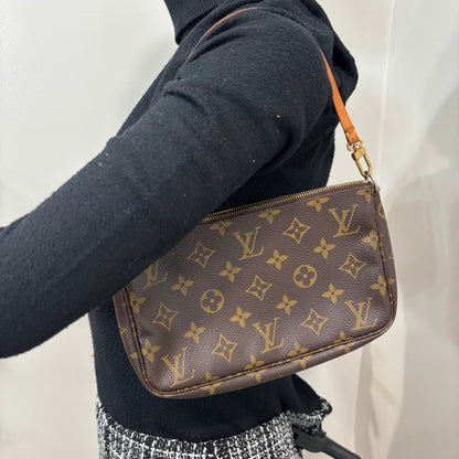 1124 LOUIS VUITTON Pochette