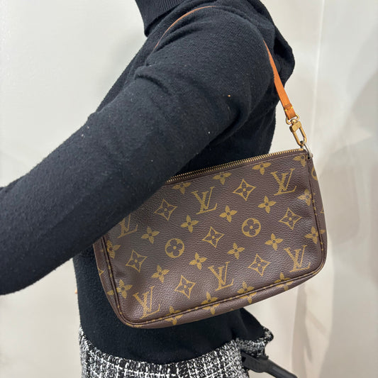 1124 LOUIS VUITTON Pochette