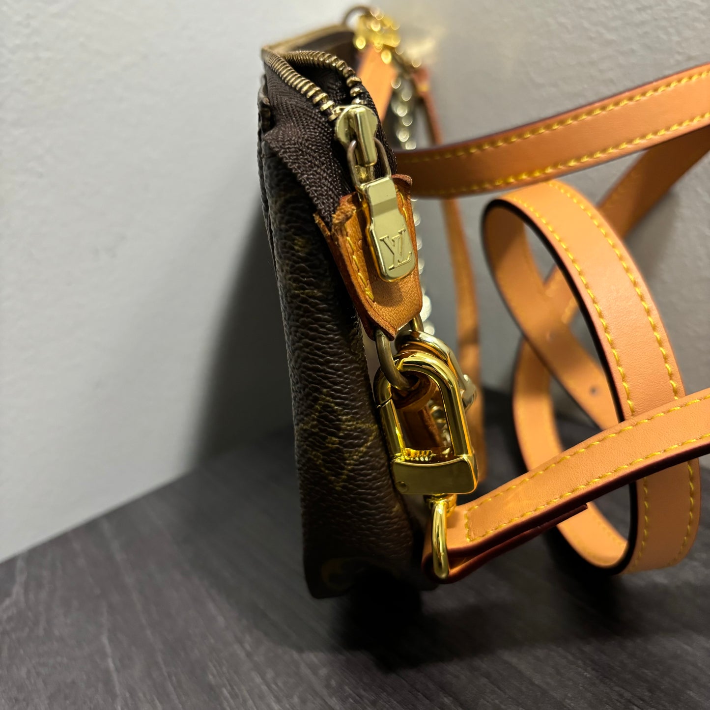#244 LOUIS VUITTON Pochette