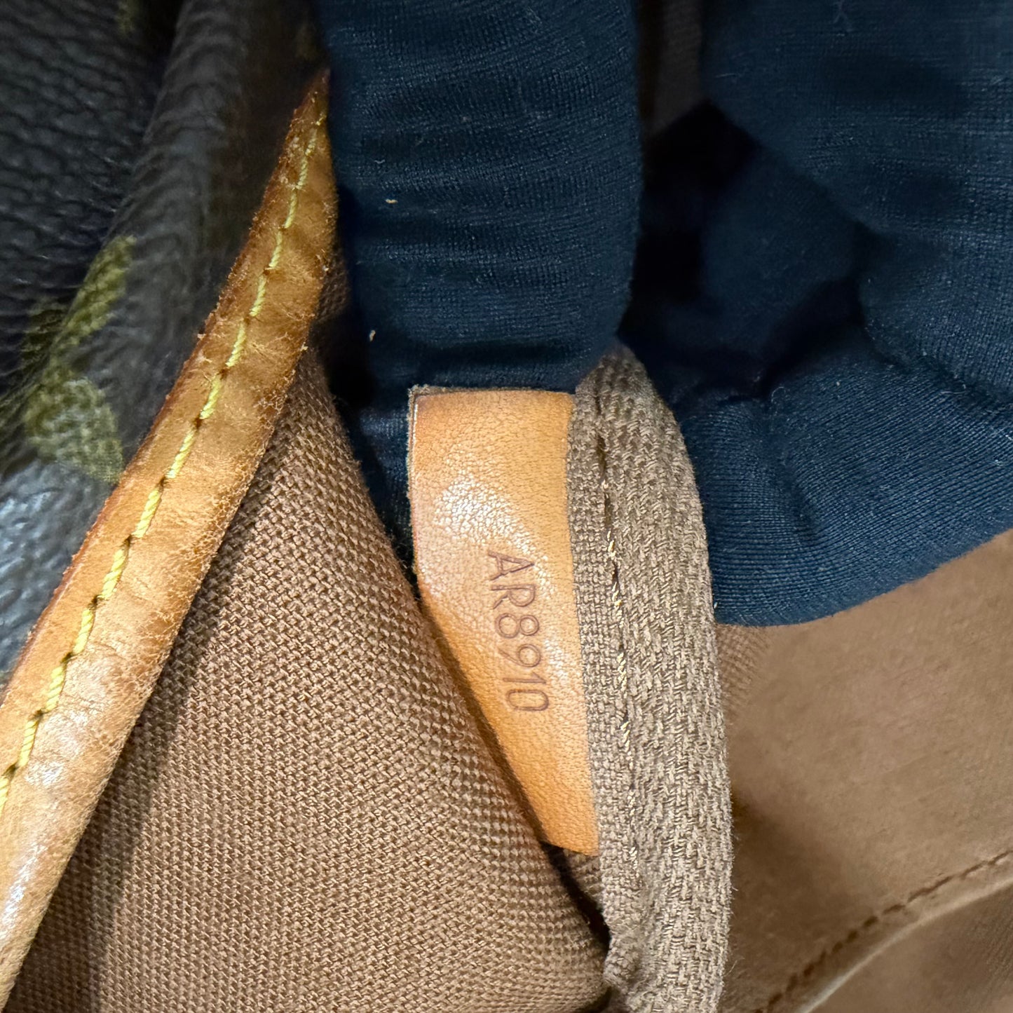 #8267 LOUIS VUITTON Saumur 43