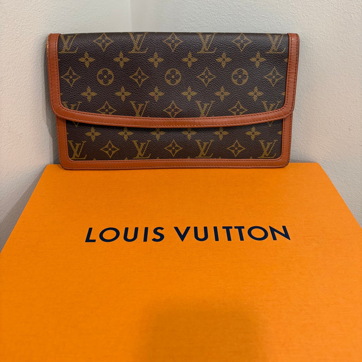 #1101-08 LOUIS VUITTON Monogram Dame 28 with Removable Chain