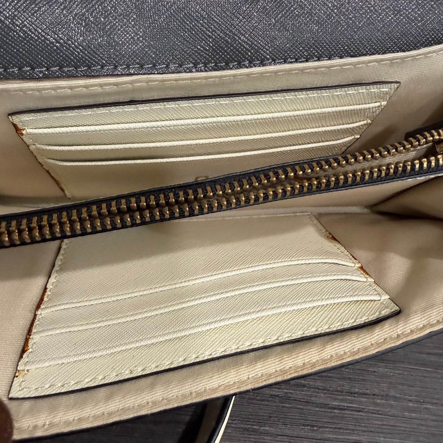 1215-06 MARC JACOBS Leather Snapshot Crossbody Wallet