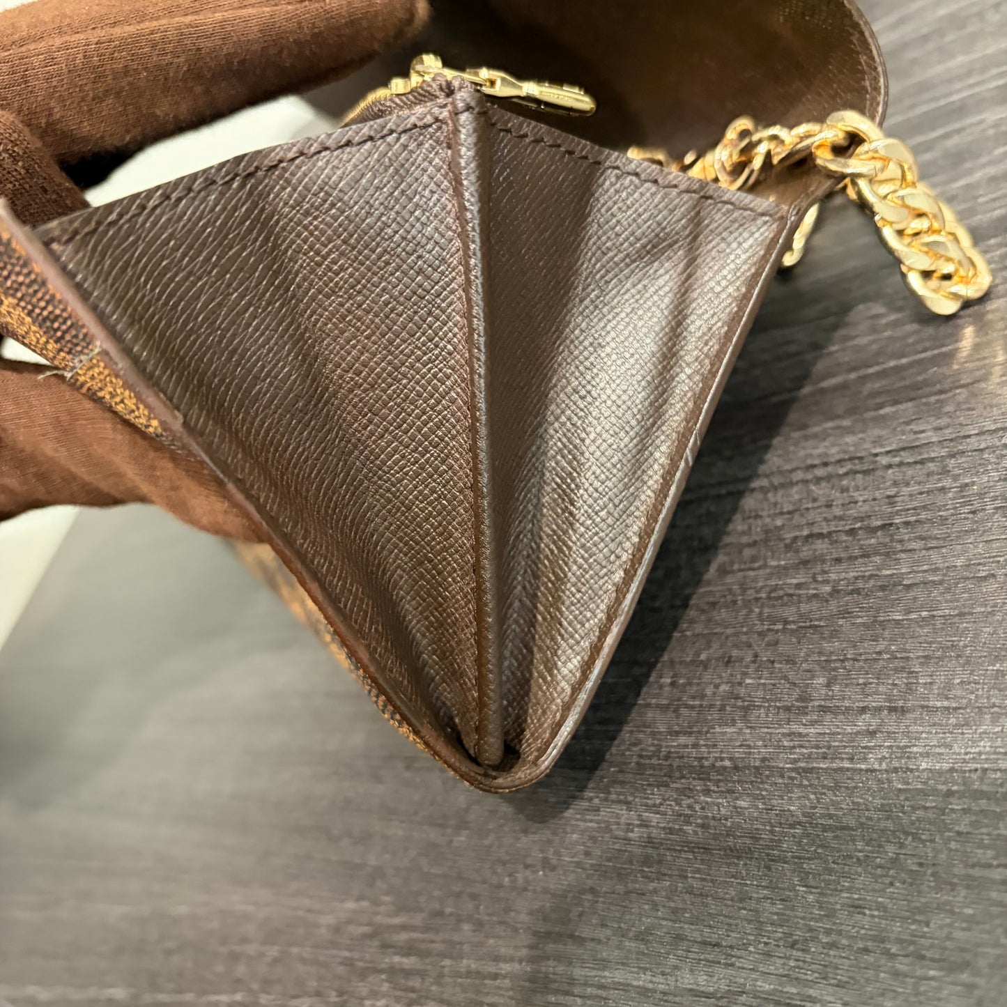 8859 LOUIS VUITTON Damier Ebene Sarah Wallet