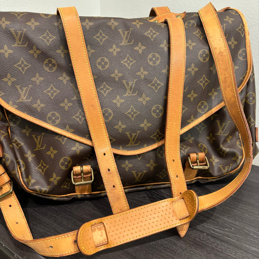#339 LOUIS VUITTON Saumur 43 Messenger