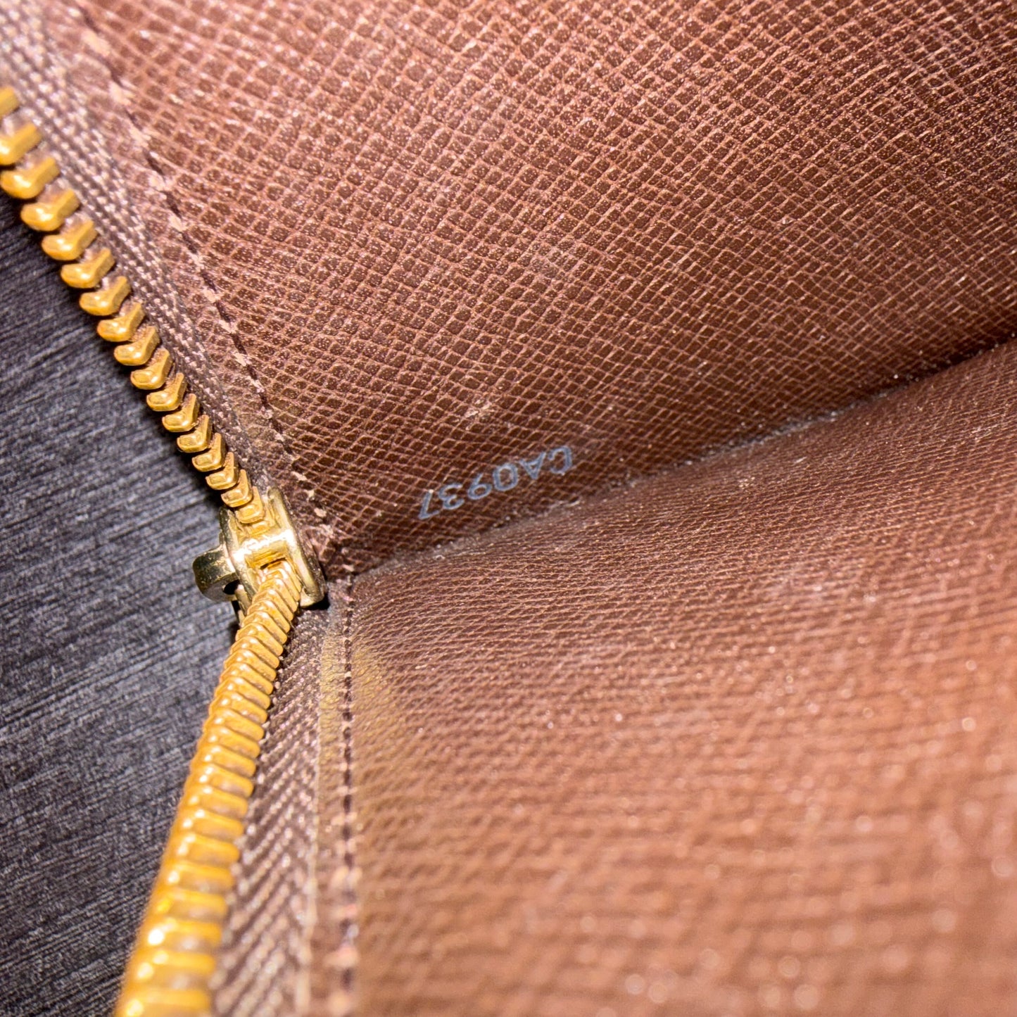 8859 LOUIS VUITTON Damier Ebene Sarah Wallet