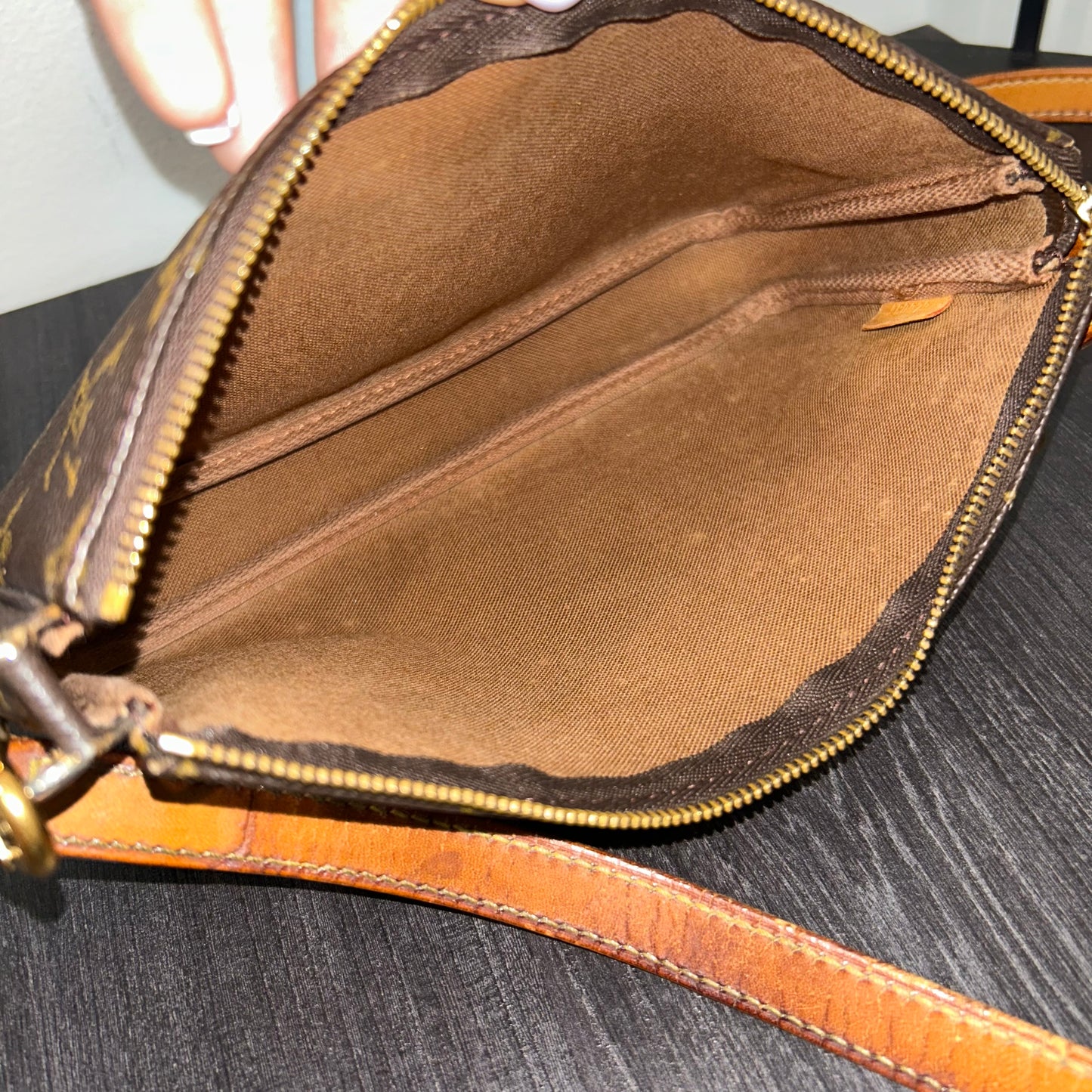 1058 LOUIS VUITTON Pochette