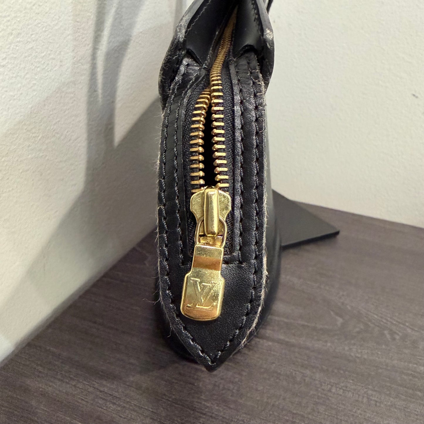 #8252 LOUIS VUITTON Black St Jacques PM