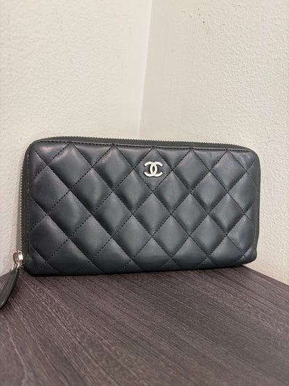 #3236 CHANEL 2018-2019 Black Zip Wallet