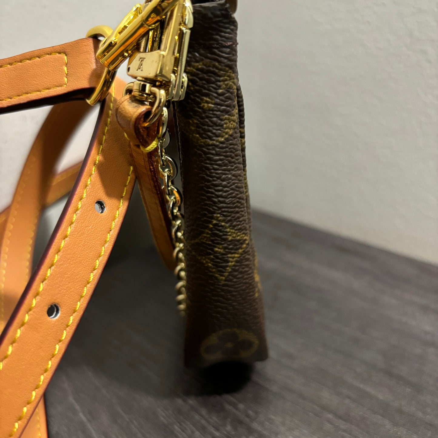 #244 LOUIS VUITTON Pochette
