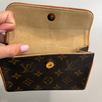 #3212 LOUIS VUITTON Monogram Pochette