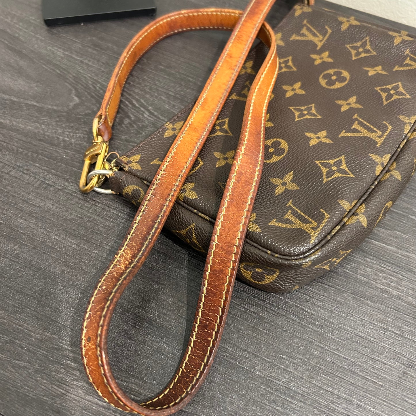 1058 LOUIS VUITTON Pochette