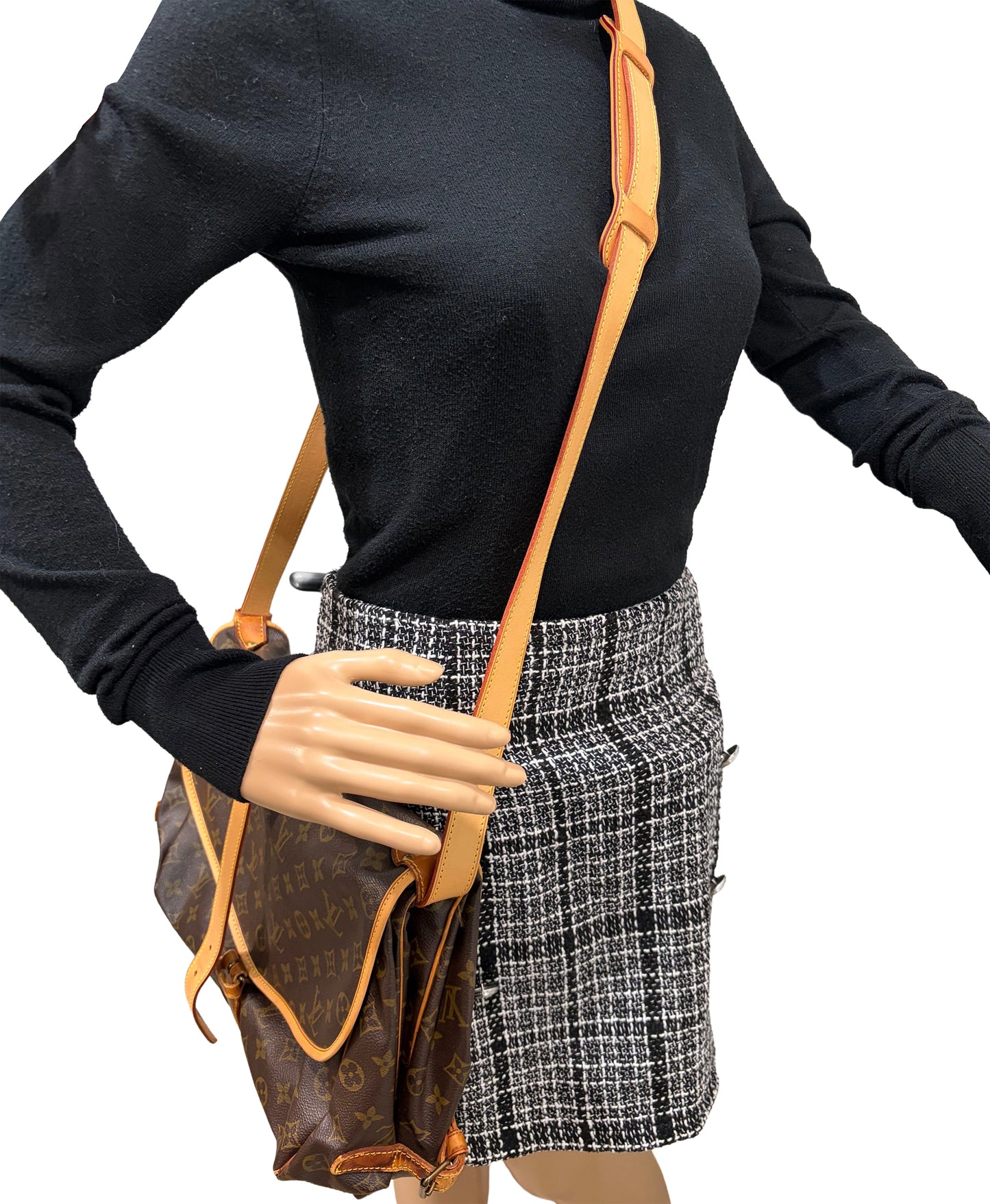 #8213 LOUIS VUITTON Monogram Saumur 35 Crossbody